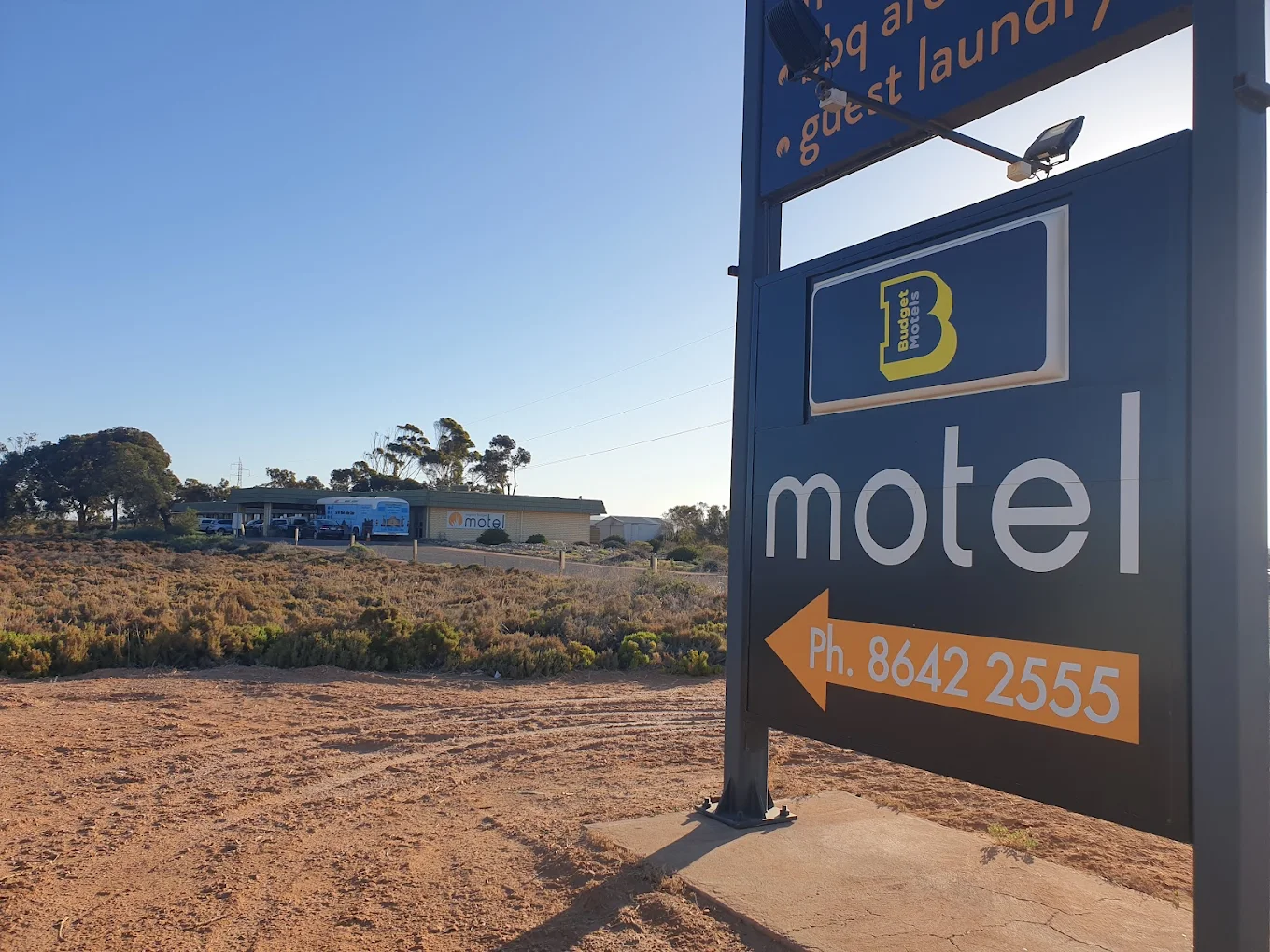 Motel road sign near Highway 1